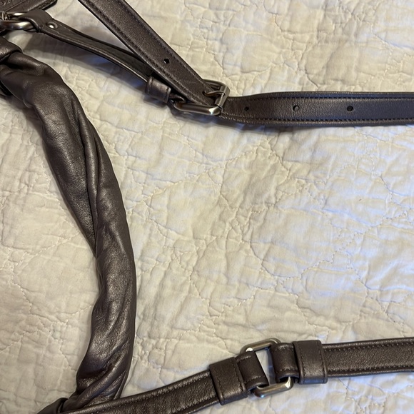 Like New Coach Leather bag in lux Silver / grey has removable strap - Picture 9 of 9